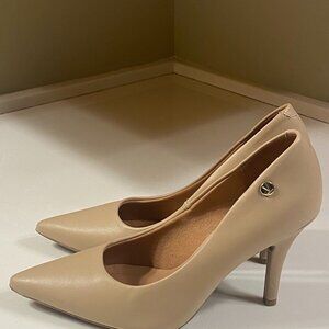 New Gorgeous Nude beige heels pumps - made in Brazil - US size 8 - Euro size 39